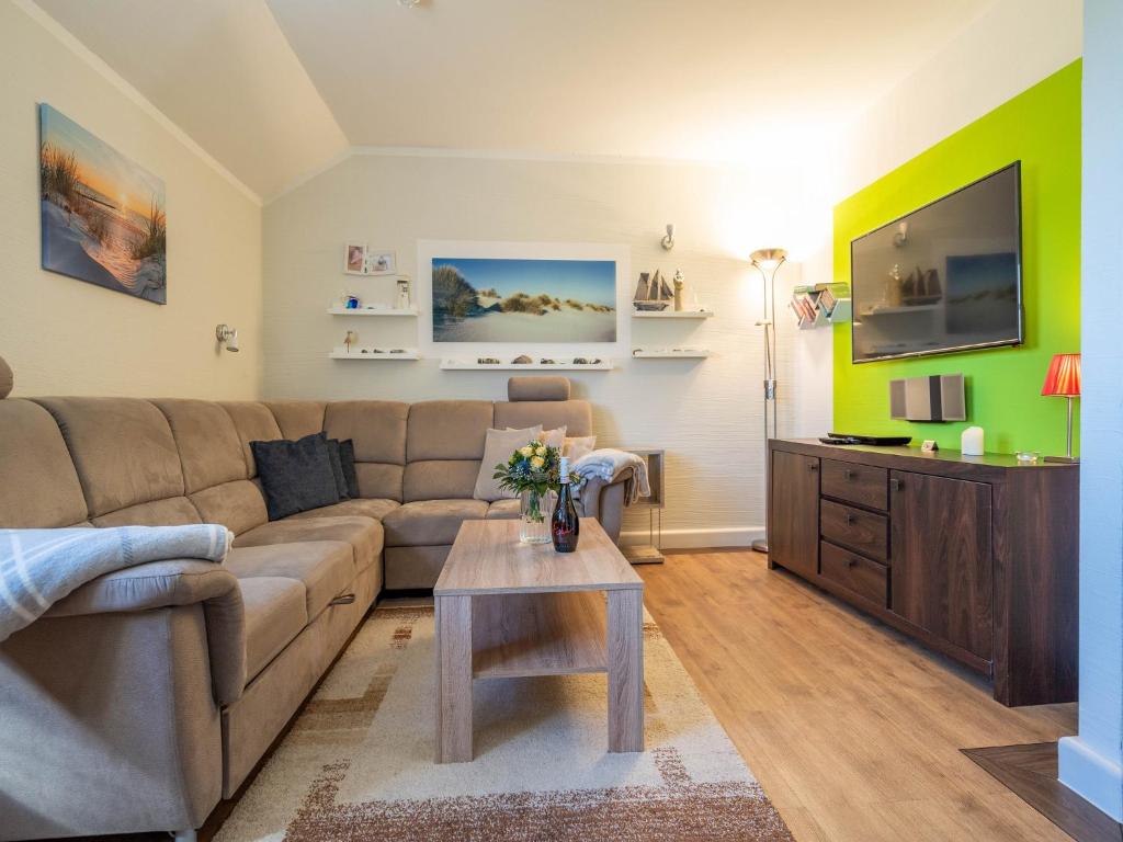 ドランスケにあるFeriendorf Rugana - Komfort Appartement mit 1 Schlafzimmer B63のソファとテーブルのあるリビングルーム