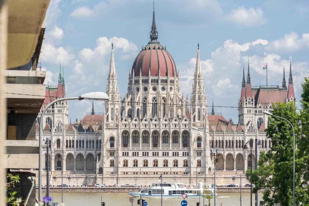un gran edificio con cúpulas encima en Bright studio apartment with a gorgeus Parliament, en Budapest