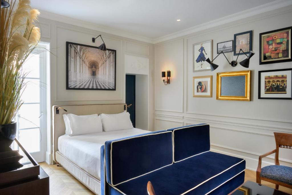 1 dormitorio con cama y banco azul en Casa Violante Luxury Apartment, en Roma