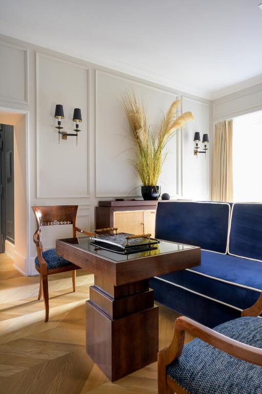 a living room with a blue couch and a table at Casa Violante Luxury Apartment in Rome