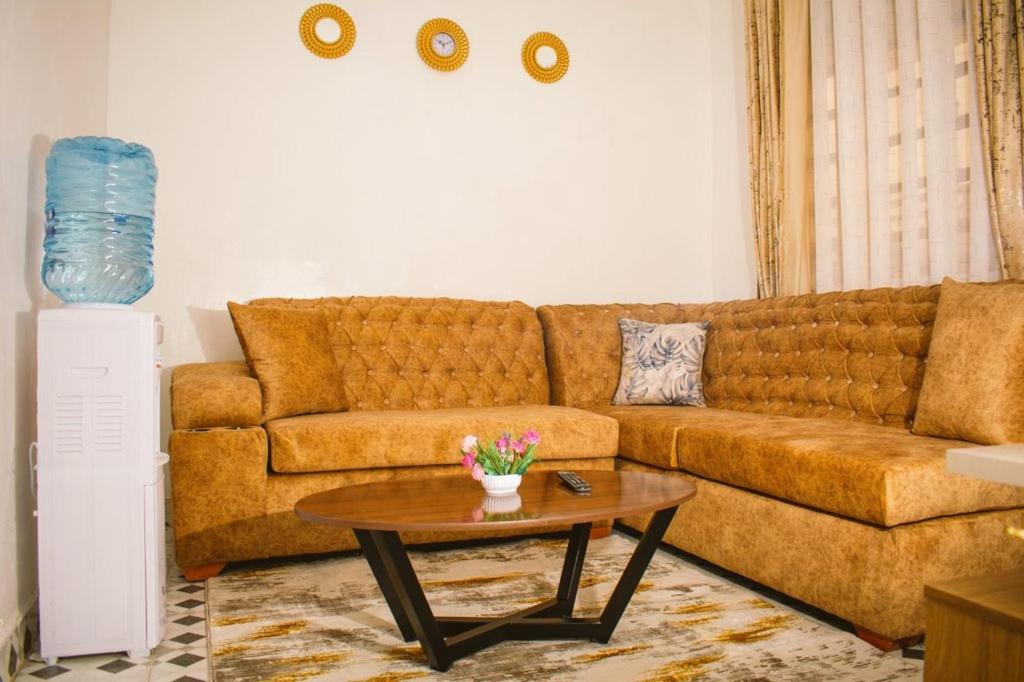 - un salon avec un canapé et une table basse dans l'établissement Lovely 1 Bedroom Fully Furnished Nakuru, à Nakuru