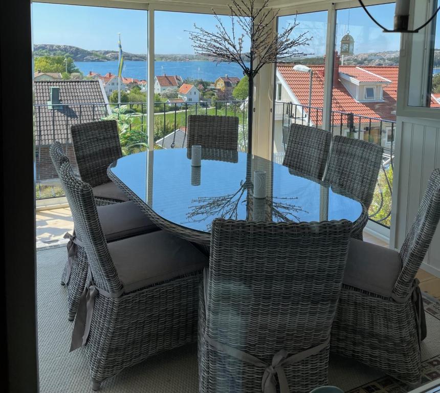 a dining room table and chairs with a view of the water at Tallgatan Panorama in Fjällbacka