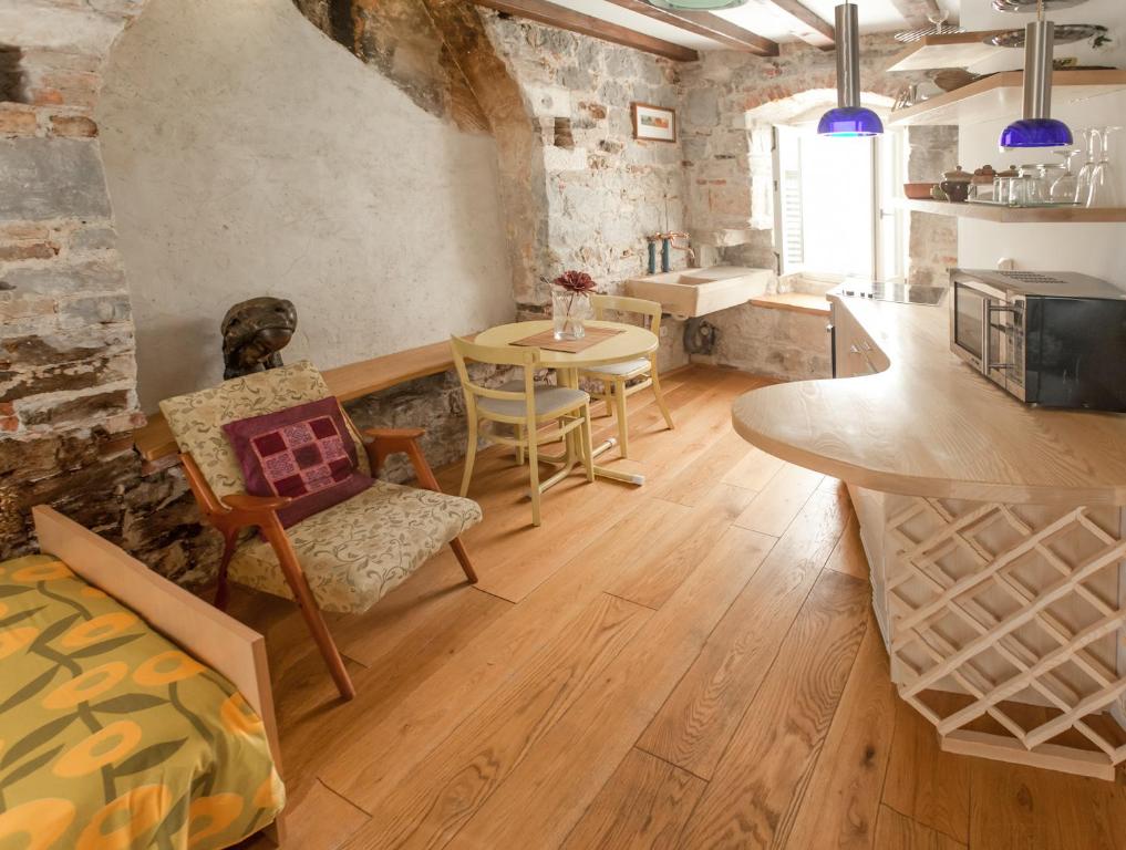 una cucina e un soggiorno con tavolo e sedie di Split Old Town Apartments a Spalato (Split)
