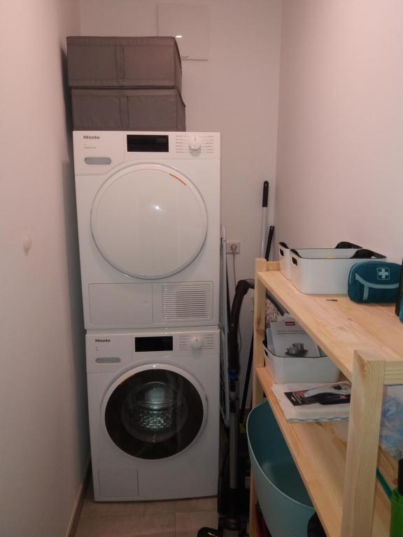Kuchyň nebo kuchyňský kout v ubytování Top 5 Alpe Maritima - Traumhafte Ferienwohnung mit Seeblick und Bergkulisse am Ossiacher See