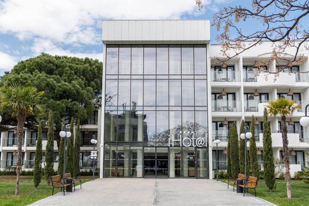 Un grand bâtiment blanc avec de nombreuses fenêtres dans l'établissement iHotel Sunny Beach, à Sunny Beach