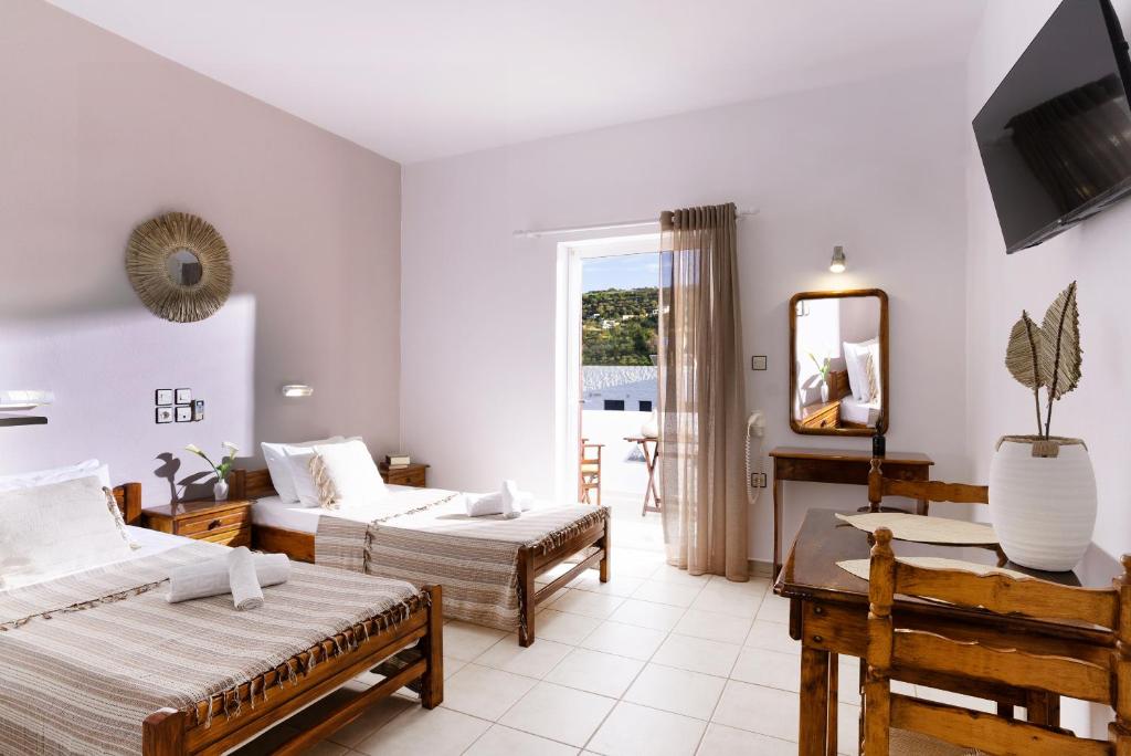 Postel nebo postele na pokoji v ubytování Emerald Hotel Leros