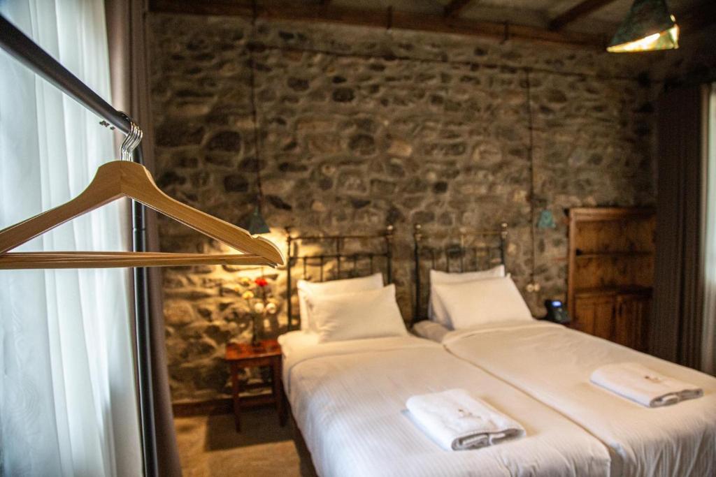 Postel nebo postele na pokoji v ubytování Giorgi Ushikishvilis Chateau-Marani