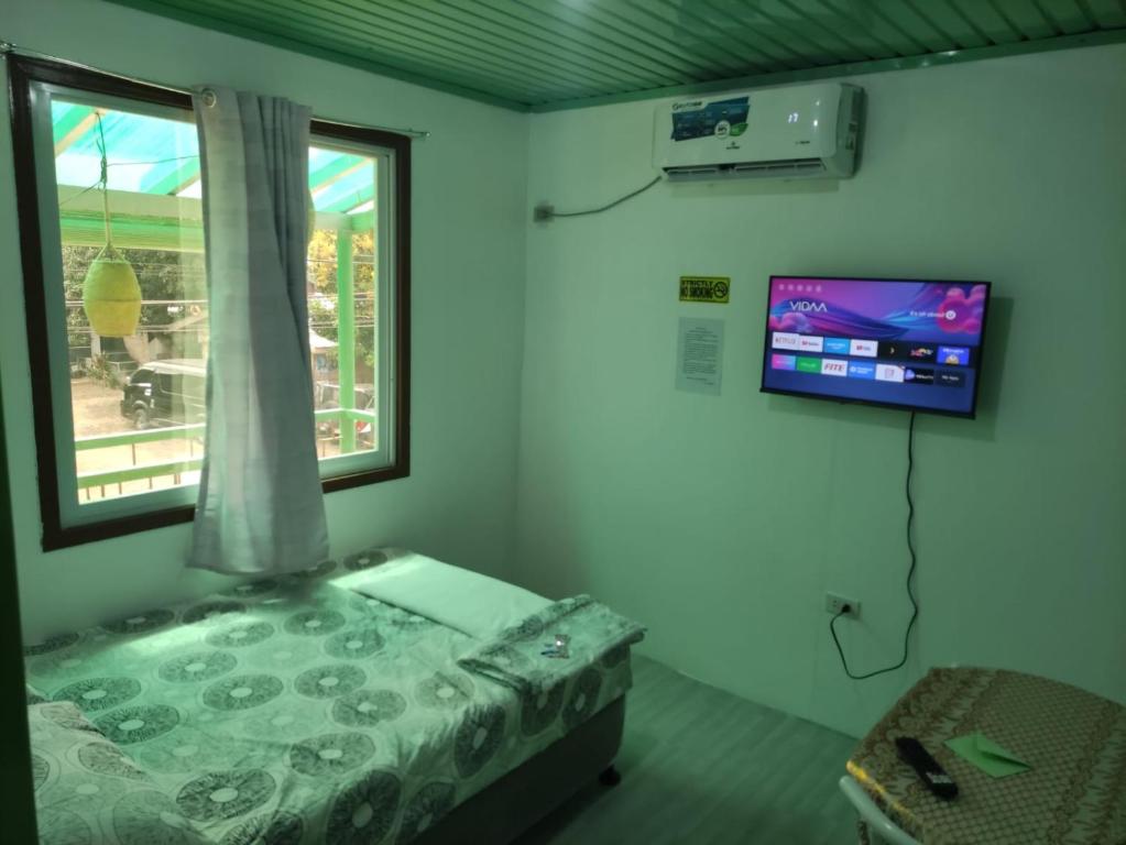 Camera con letto, finestra e TV di Ianka & Enio Dream Suites a Digos