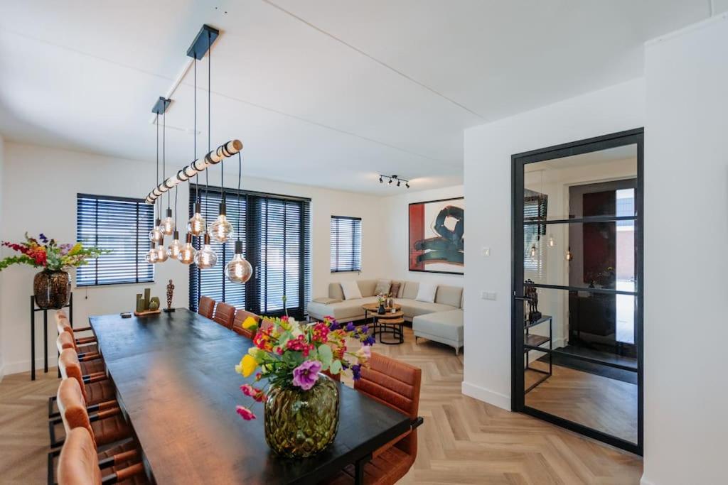 een eetkamer en een woonkamer met een eettafel bij Brand new bright & luxurious villa in Amsterdam! in Amsterdam