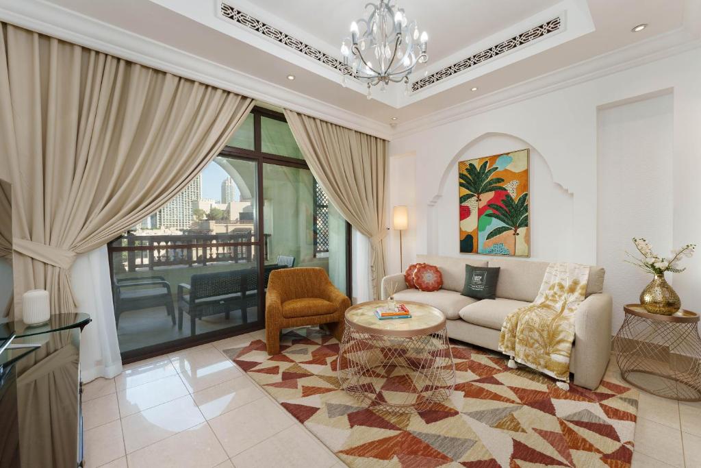 O zonă de relaxare la Maison Privee - Tasteful Apt cls to Burj Khalifa & Dubai Mall