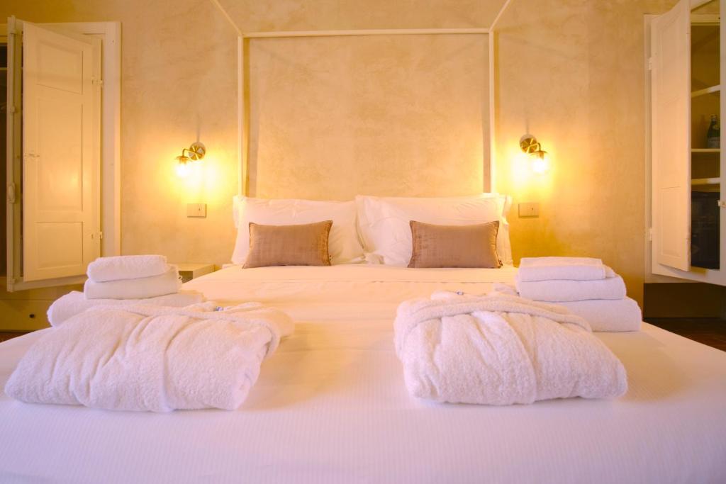 Postel nebo postele na pokoji v ubytování Badia Giulia Prestigious Historical B&B, Camaiore - Adults Only - No Pets