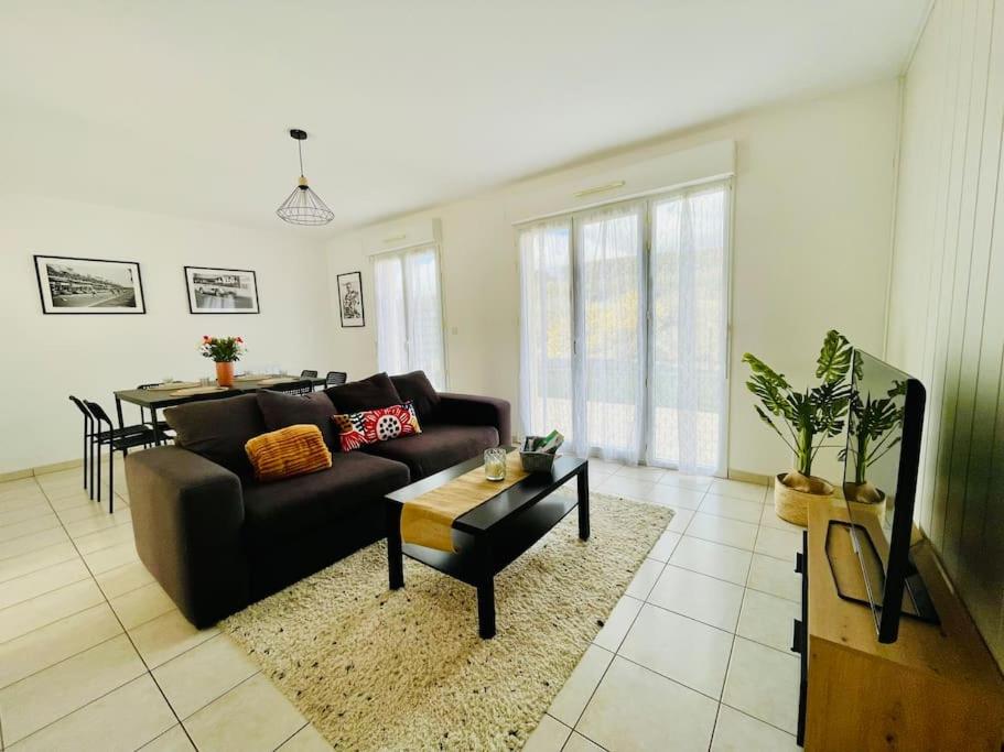 un salon avec un canapé et une table dans l'établissement Maison entière Domido, à Changé