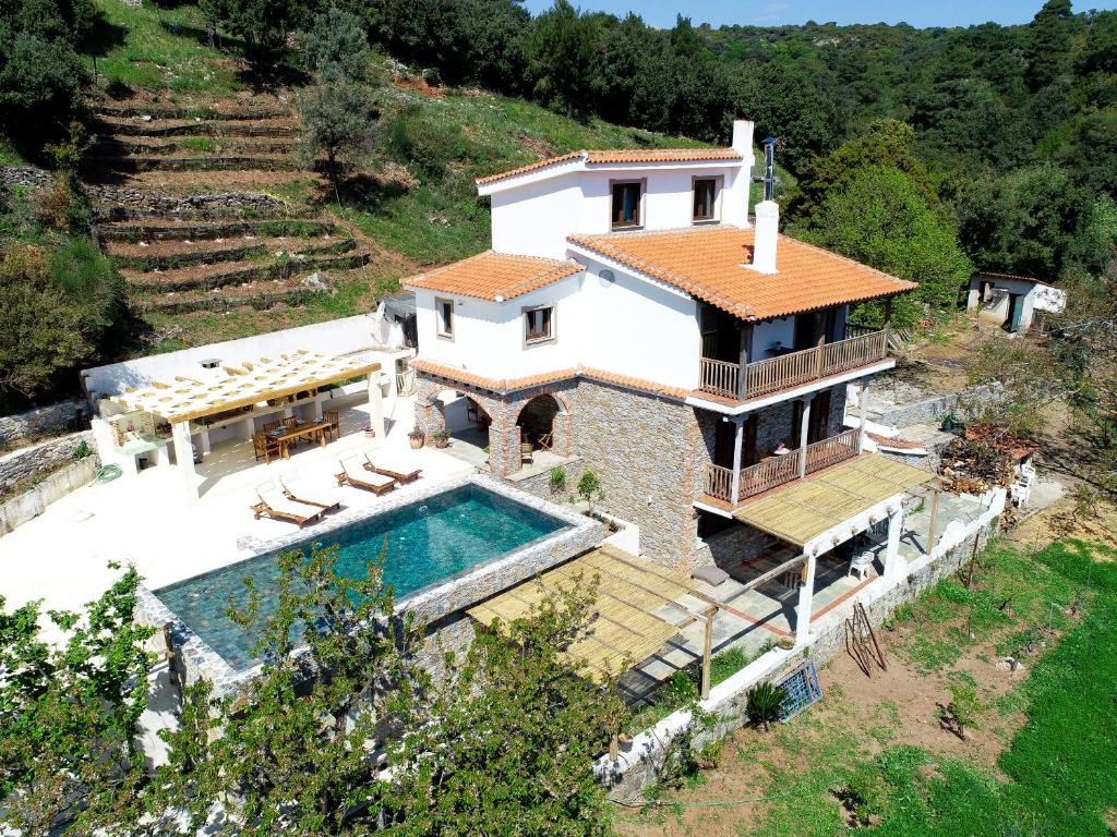 z góry widok na dom z basenem w obiekcie Villa Krio Pigadi w mieście Kechria