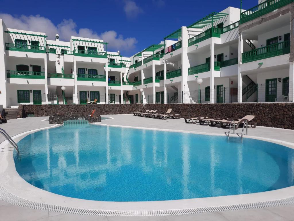 a large swimming pool in front of a large building at Molino de Guatiza in Costa Teguise