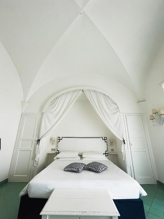 Una cama o camas en una habitación de Villa Calypso