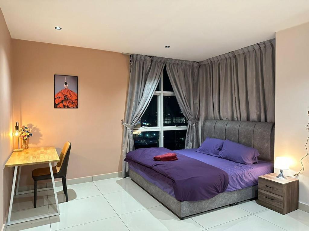 1 dormitorio con cama, mesa y ventana en KSL 2Bedroom with WiFi Netflix 58 inch TV high floor balcony en Johor Bahru