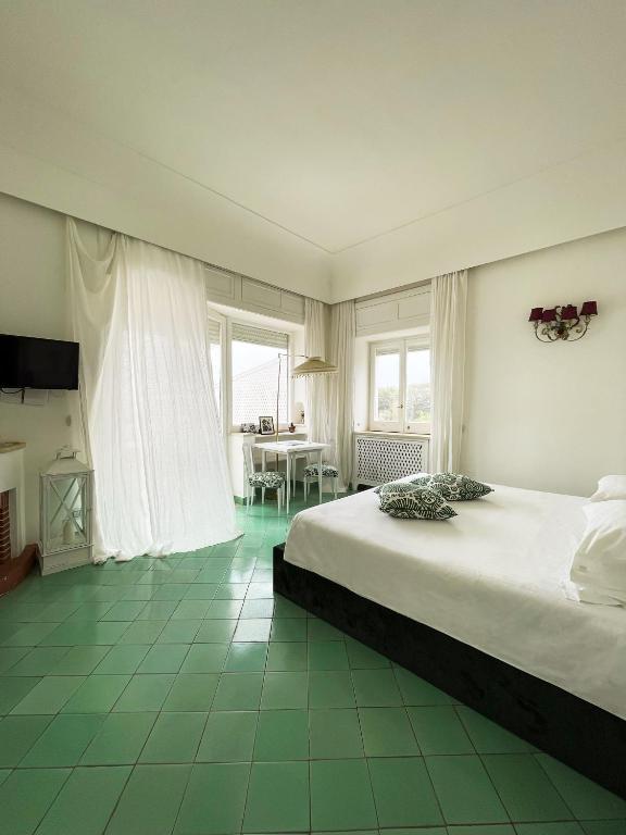 Una cama o camas en una habitación de Villa Calypso
