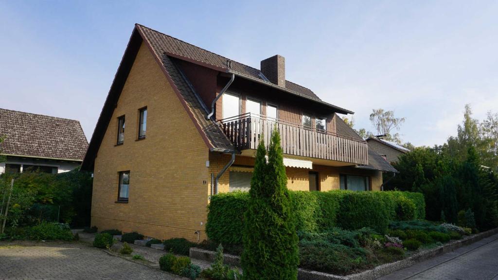 una casa con un balcón en el lateral. en Ferienwohnungen Matthias Schröder en Bad Bevensen