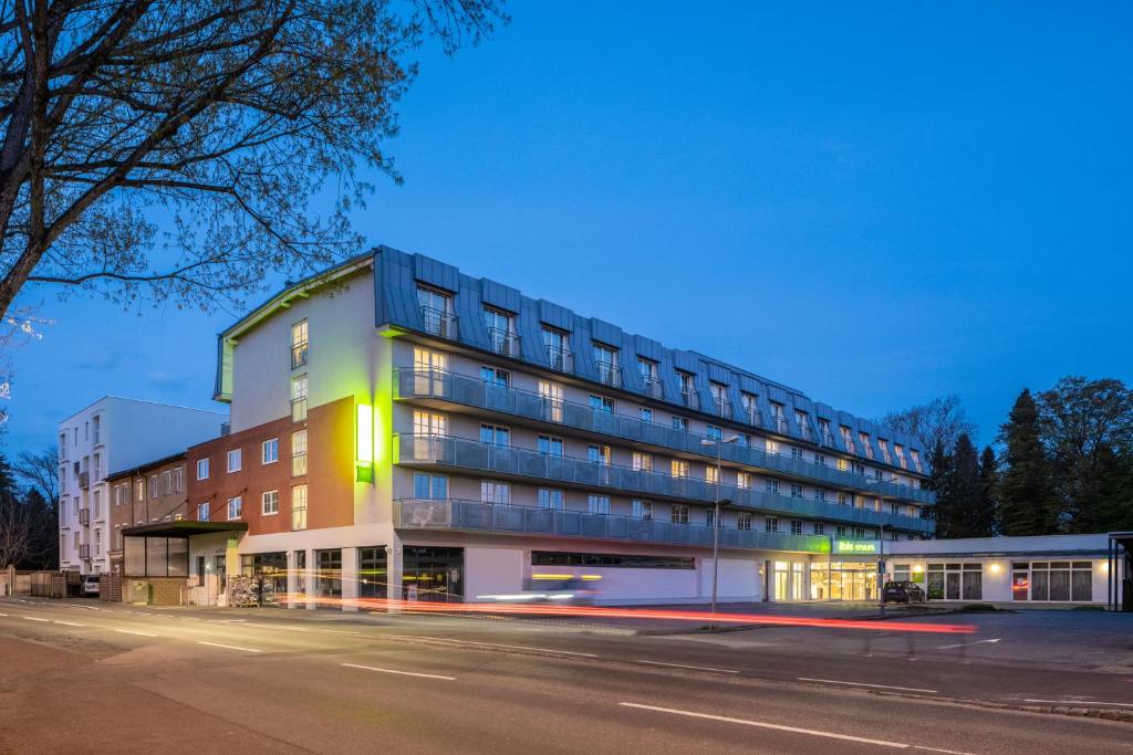 グラーツにあるibis Styles Graz Messeの夜の道路脇の建物