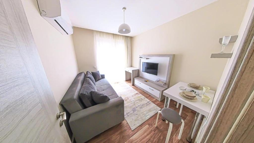 TV a/nebo společenská místnost v ubytování Cozy flat close to Konyaaltı beach '6'