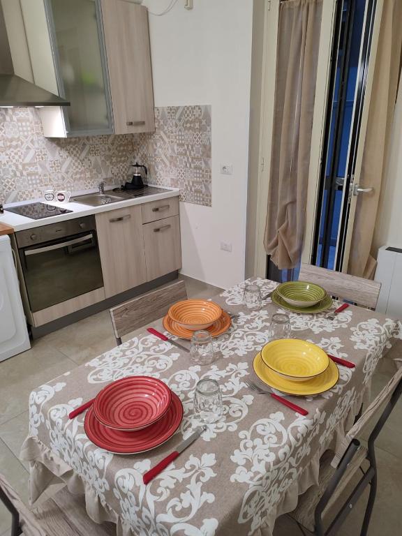 d'une cuisine avec une table et des plaques de cuisson. dans l'établissement Le Casette di Adele, à Palagiano