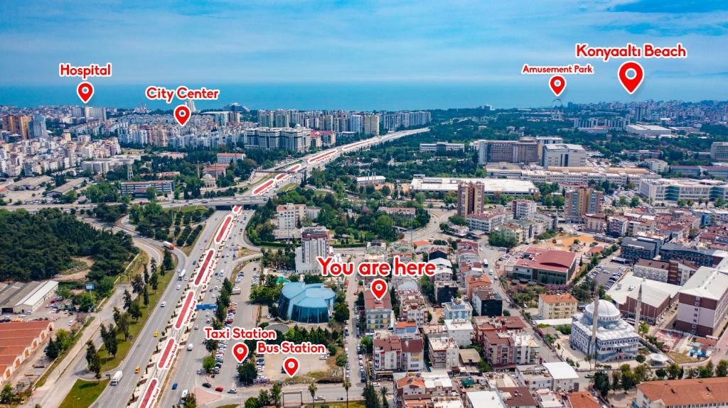 Nespecifikovaný výhled na destinaci Antalya nebo výhled na město při pohledu z apartmánu