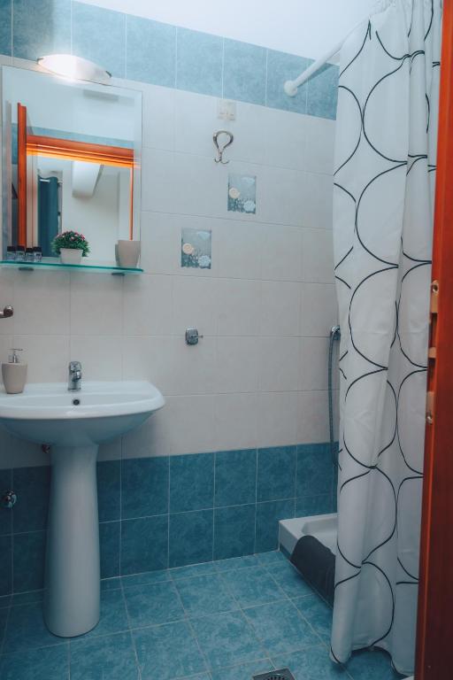 Koupelna v ubytování Dionysos Rooms