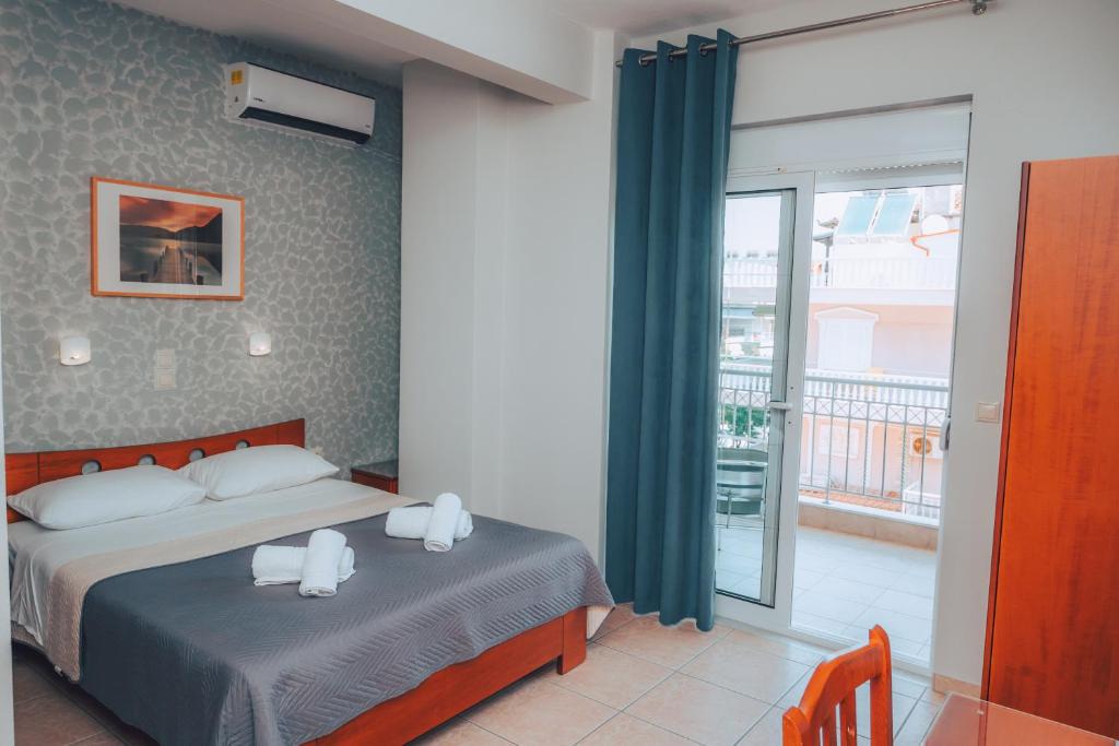Postel nebo postele na pokoji v ubytování Dionysos Rooms
