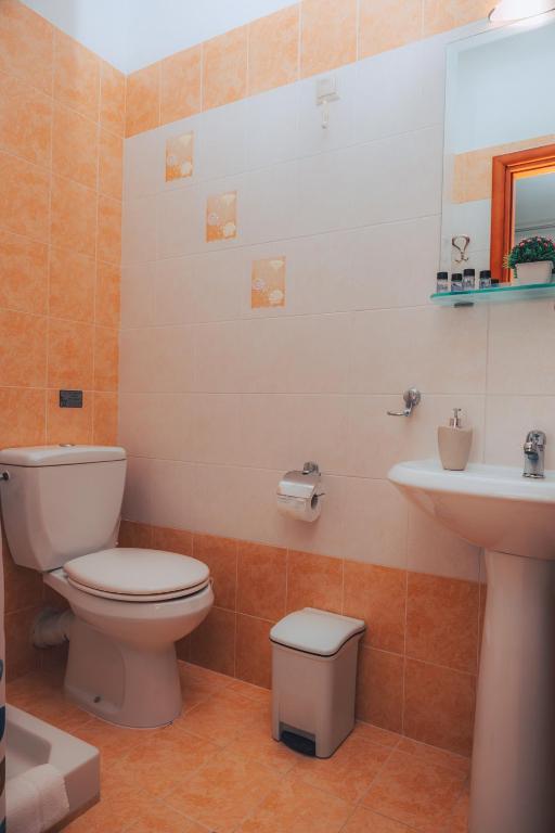 Koupelna v ubytování Dionysos Rooms