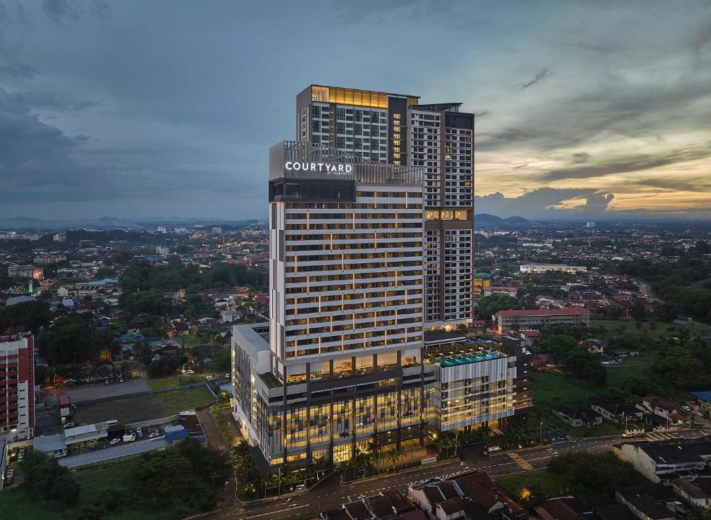 馬六甲的住宿－Courtyard by Marriott Melaka，一座高大的建筑,上面有标志