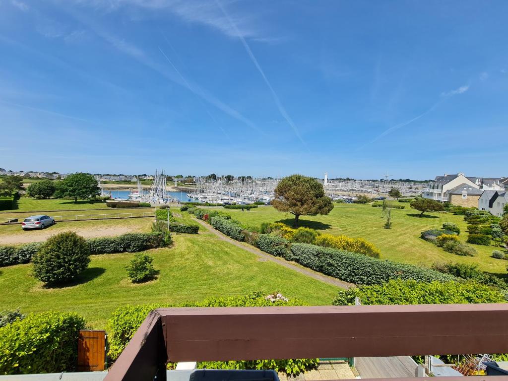 - un balcon offrant une vue sur le parc dans l'établissement Ref 069 - Appartement pour quatre à Arzon Port Crouesty, à Arzon