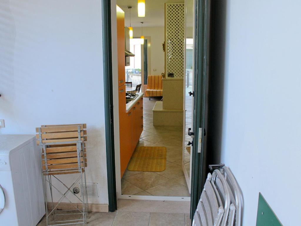 CasamassellaにあるCasa Vacanze Paianoの廊下(キッチン付きの部屋へつながるドア付)