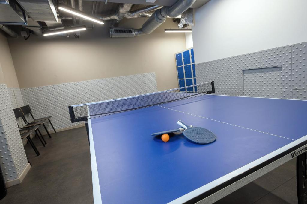 Stolní tenis v ubytování Auberge Jeunesse Charleroi Youth Hostel nebo okolí