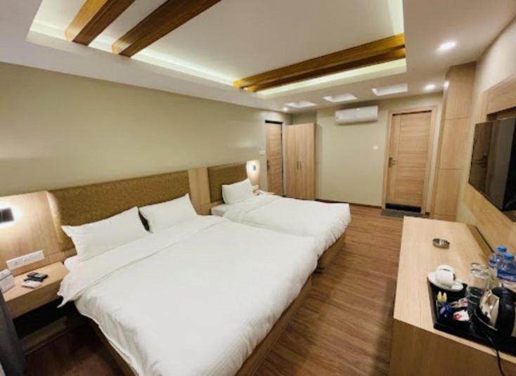 Postel nebo postele na pokoji v ubytování Hotel Aerocity