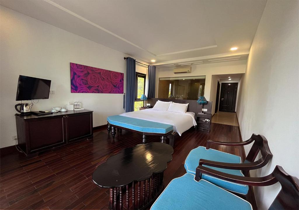 King Room Pool View and River View with Balcony and Bathtub