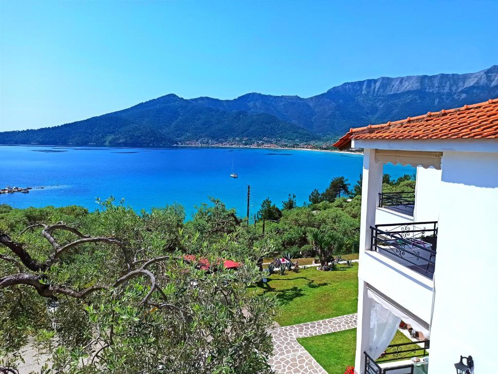 uma vista para o lago a partir de uma casa em Studios Maria em Chrysi Ammoudia