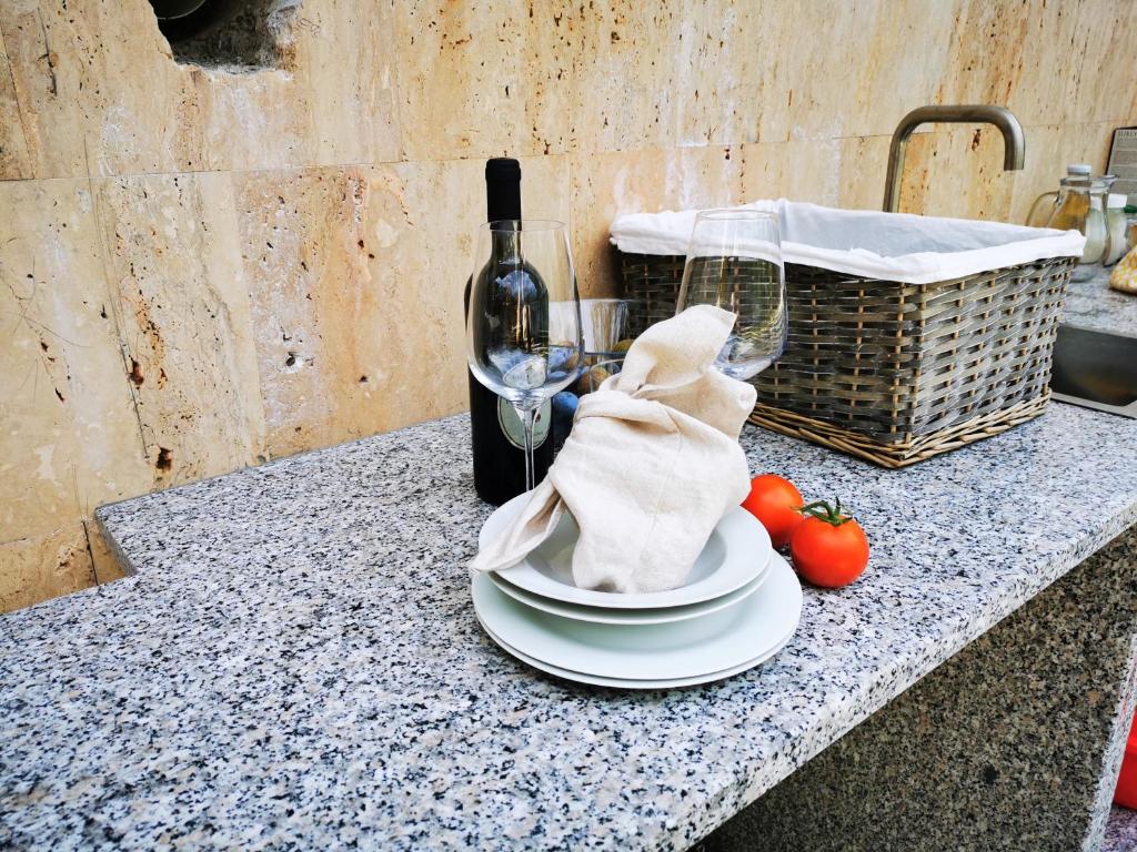 una tavola con un bicchiere di vino e un piatto di cibo di Krasen Kras 104 resort a Komen