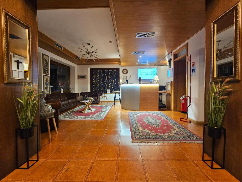 TV a/nebo společenská místnost v ubytování Hotel TEA DOLOMITI - Lago di Alleghe - Monte Civetta