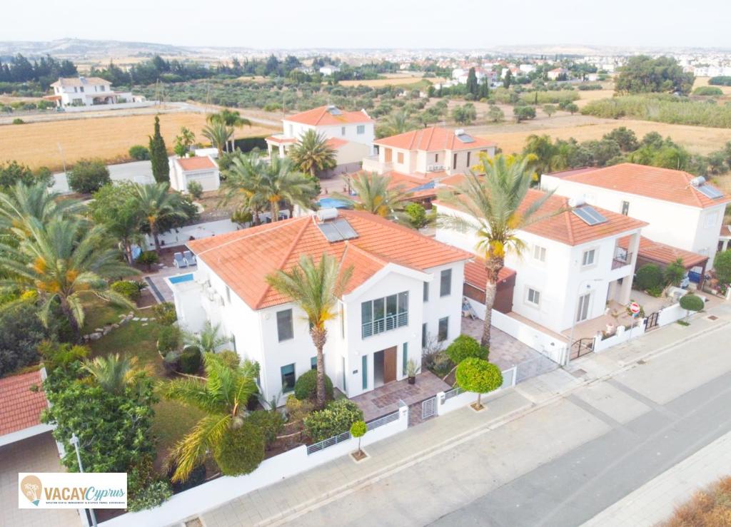 een luchtzicht op een huis met palmbomen bij Villa Artemis in Larnaka