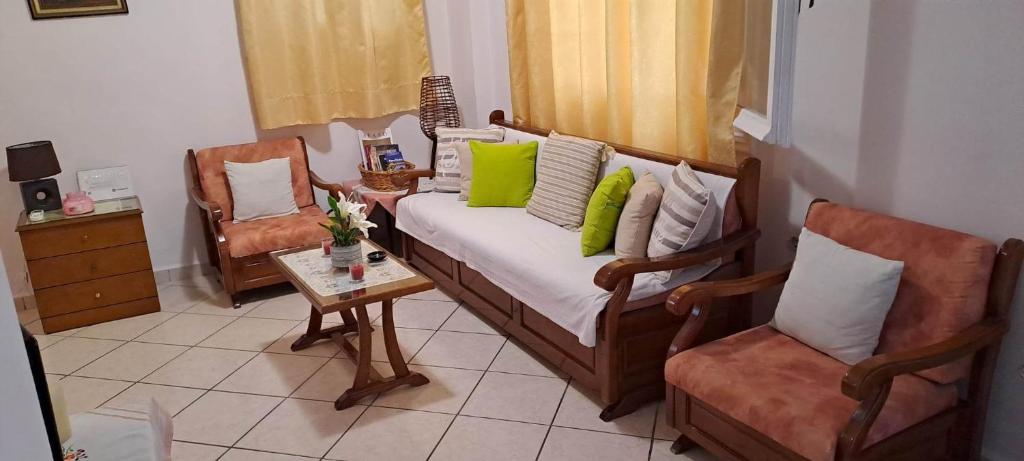 salon z kanapą i 2 krzesłami w obiekcie Loula's House w mieście Spetses