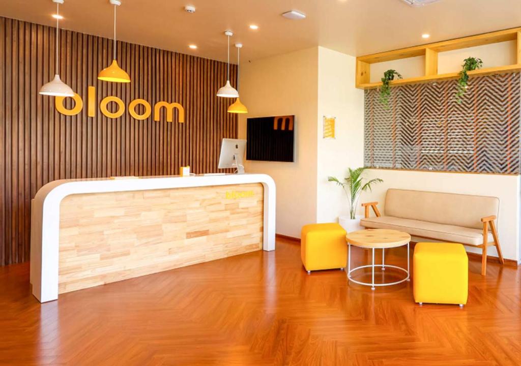 TV a/nebo společenská místnost v ubytování Bloom Hotel - Golf Course Road, Sector 43
