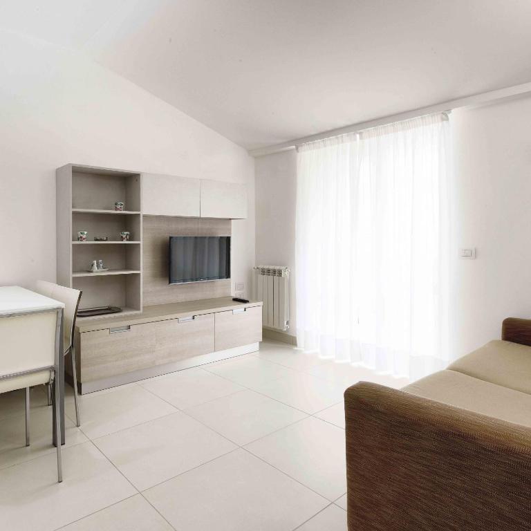 TV a/nebo společenská místnost v ubytování Hotel Capri & Residence