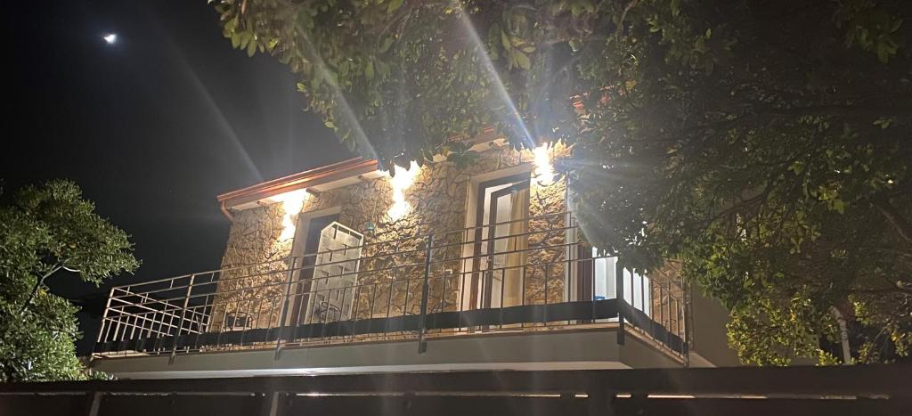 un edificio con balcón con luces encendidas en Appartamenti Sant'Andrea, en SantʼAndrea