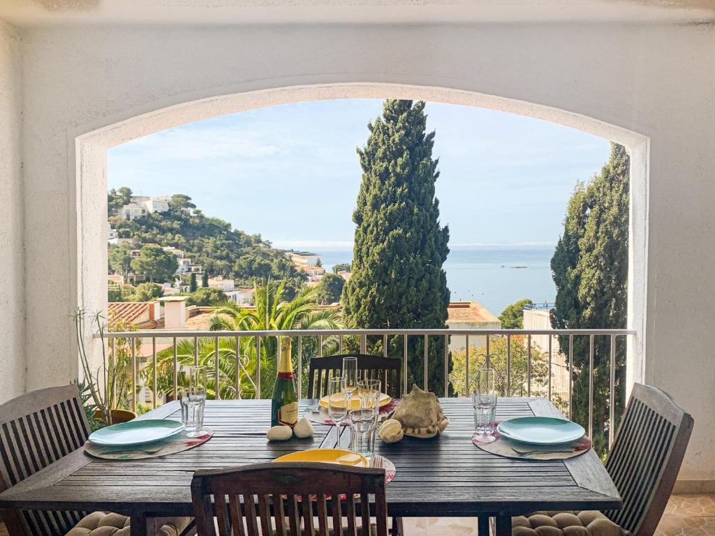 - une table sur un balcon avec vue sur l'océan dans l'établissement Sta Barbara 9 Canyelles Roses - Immo Barneda, à Roses
