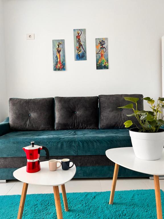 uma sala de estar com um sofá e uma mesa de centro em 2 rooms Airy & Bright Palas Park em Iaşi