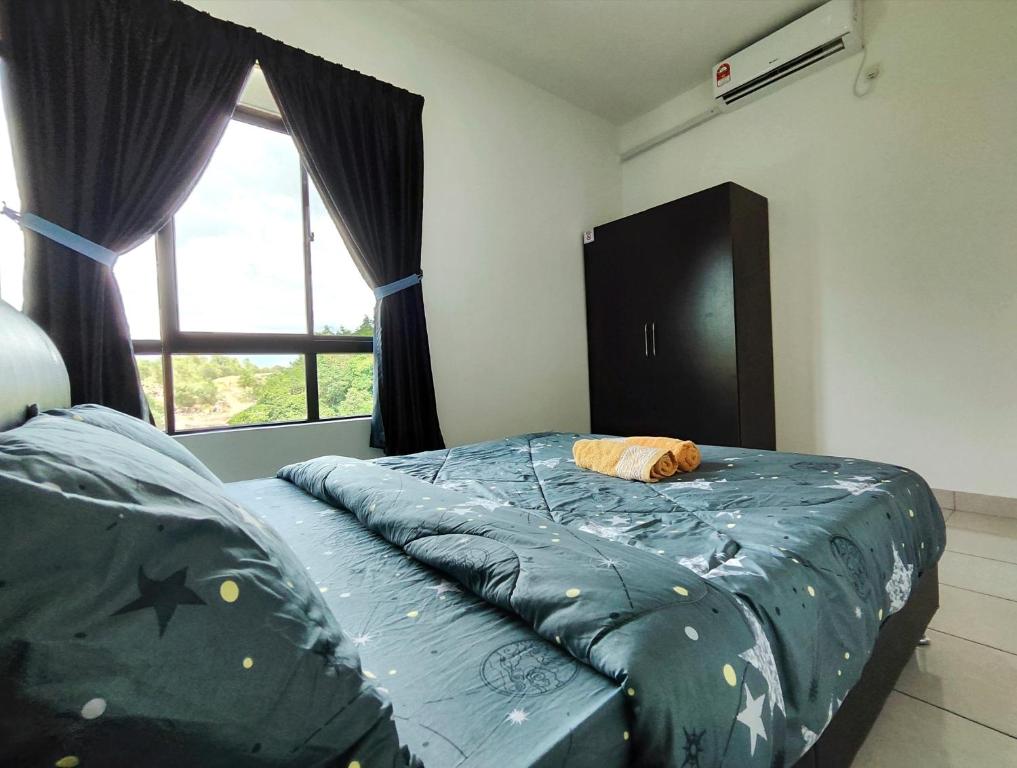 - une chambre avec un lit et une fenêtre dans l'établissement Benoni Garden Apartment Guesthouse, à Papar