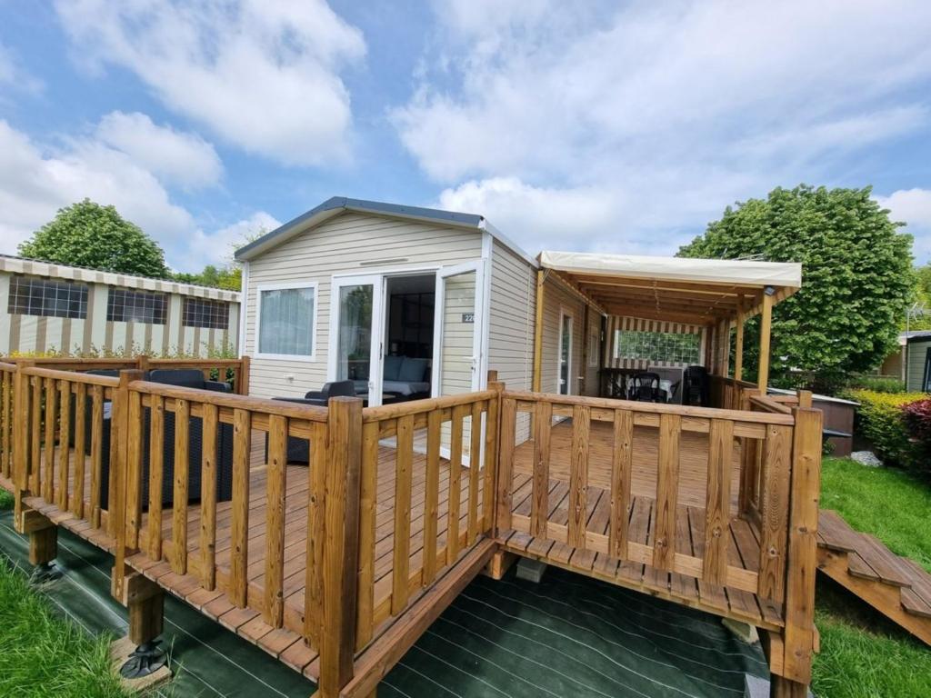 a deck with a tiny house at Mobil-home 2023 RapidHome Panorama 3 chambres 6 vélos lave-vaisselle 2 piscines couvertes in Litteau