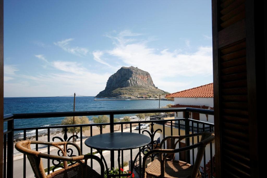 einen Balkon mit einem Tisch und Bergblick in der Unterkunft Pramataris in Monemvasia