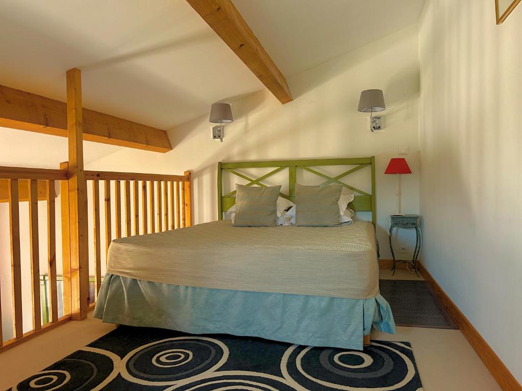 een slaapkamer met een bed in een kamer bij Hotel Terriciaë Maussane in Maussane-les-Alpilles