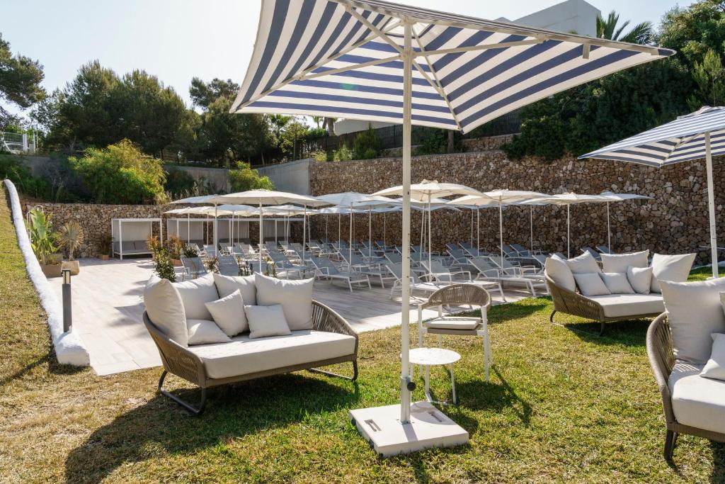 Um jardim em AluaSoul Mallorca Resort - Adults only